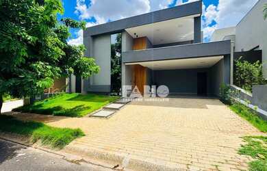 Imagem: A casa em condomínio possui 3 Dormitórios, 4 Banheiros, 4