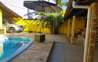 Imagem: A casa possui 3 Dormitórios, Acomodam 12 pessoas, 3 Vagas na