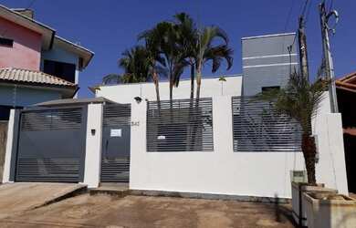 Imagem: A casa possui 3 Dormitórios, 2 Banheiros, 1 Vaga na garagem