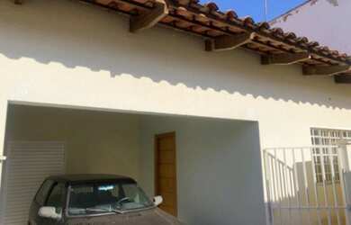 Imagem: A casa à venda possui 2 Dormitórios, 1 Banheiro e 1 Vaga na