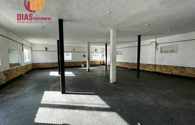 Imagem: O depósito para alugar possui 2 Vagas na garagem e 400m² de