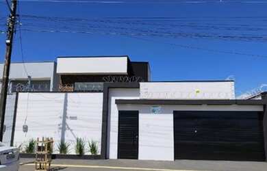 Imagem 2: Casa com lote inteiro. Piscina, Churrasqueira, Varandae187m² de Área