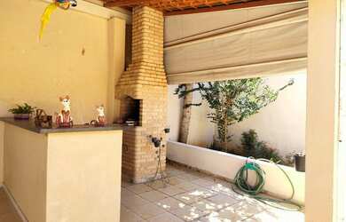 Imagem: A casa em condomínio possui 3 Dormitórios, 2 Banheiros, 2