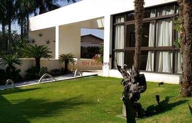 Imagem: A casa possui 4 Dormitórios, 5 Banheiros, 5 Vagas na garagem