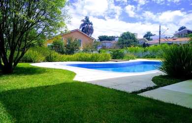 Imagem: A casa possui 4 Dormitórios, 5 Banheiros, 5 Vagas na garagem