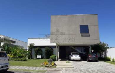 Imagem: A casa em condomínio possui 4 Dormitórios, 5 Banheiros, 4