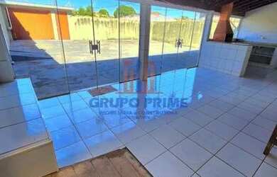 Imagem: A casa possui 4 Dormitórios, 3 Banheiros, 5 Vagas na garagem