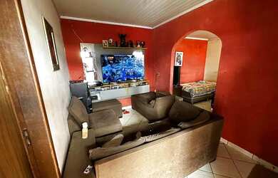 Imagem: A casa possui 3 Dormitórios e 2 Banheiros e está localizado