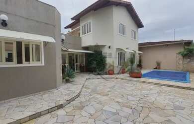 Imagem: A casa possui 3 Dormitórios, 5 Banheiros, 3 Vagas na garagem