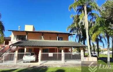 Imagem: A casa possui 5 Dormitórios, 3 Banheiros, 4 Vagas na garagem