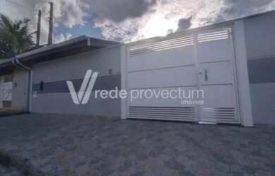 Imagem: A casa possui 3 Dormitórios, 2 Banheiros, 2 Vagas na garagem