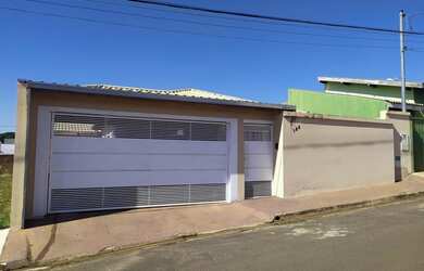 Imagem: A casa possui 3 Dormitórios, 3 Banheiros, 3 Vagas na garagem