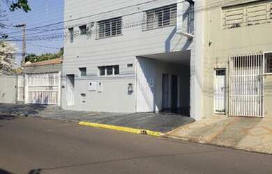 Imagem: O depósito possui 2 Vagas na garagem, 210m² de Área e está
