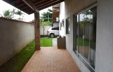 Imagem: A casa possui 4 Dormitórios, 3 Banheiros, 3 Vagas na garagem