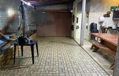 Imagem: A casa possui 2 Dormitórios, 2 Banheiros, 3 Vagas na garagem