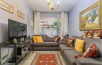 Imagem: A casa possui 3 Dormitórios, 1 Banheiro, 2 Vagas na garagem