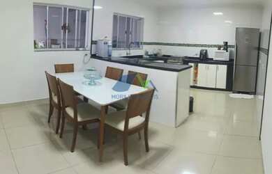 Imagem: A casa possui 3 Dormitórios, 2 Banheiros, 3 Vagas na garagem