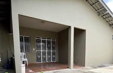 Imagem: A casa possui 2 Dormitórios, 2 Banheiros, 1 Vaga na garagem