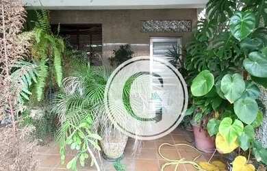 Imagem: A casa possui 2 Dormitórios, 3 Banheiros, 2 Vagas na garagem