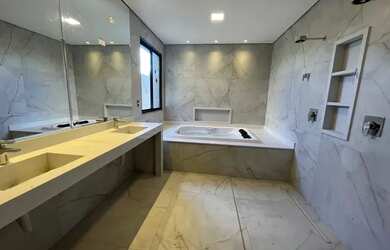 Imagem: A casa em condomínio possui 4 Dormitórios, 5 Banheiros, 4