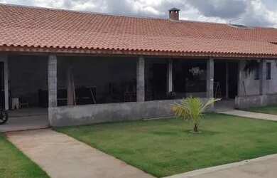 Imagem: A casa possui 2 Dormitórios, 3 Banheiros e 1000m² de Área