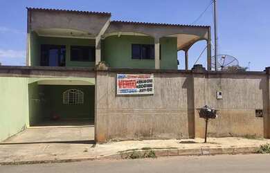 Imagem: A casa possui 5 Dormitórios, 4 Banheiros, 4 Vagas na garagem