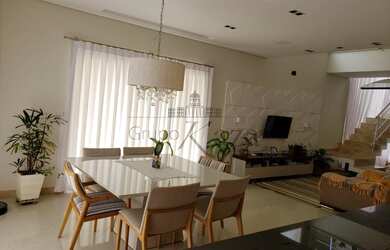 Imagem: A casa em condomínio possui 4 Dormitórios, 5 Banheiros, 2