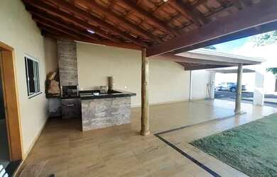 Imagem: A casa possui 3 Dormitórios, 3 Banheiros, 2 Vagas na garagem