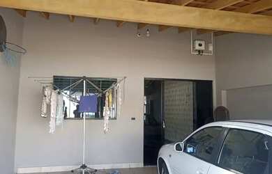 Imagem: A casa possui 2 Dormitórios, 1 Banheiro, 2 Vagas na garagem