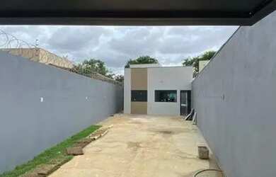 Imagem: A casa possui 3 Dormitórios, 2 Banheiros, 3 Vagas na garagem