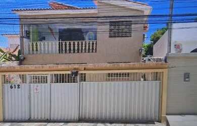 Imagem: A casa possui 3 Dormitórios, 3 Banheiros, 1 Vaga na garagem