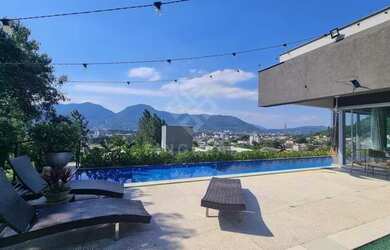 Imagem: A casa possui 4 Dormitórios, 2 Banheiros, 2 Vagas na garagem