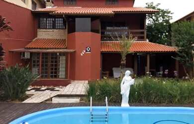 Imagem: A casa possui 3 Dormitórios, 2 Banheiros, 3 Vagas na garagem