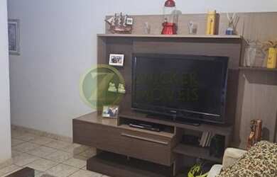 Imagem: A casa possui 3 Dormitórios, 2 Banheiros, 2 Vagas na garagem