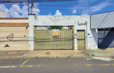 Imagem: A casa possui 2 Dormitórios, 1 Banheiro, 1 Vaga na garagem