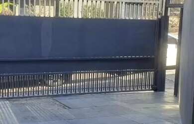 Imagem: A casa possui 3 Dormitórios, 4 Banheiros, 2 Vagas na garagem