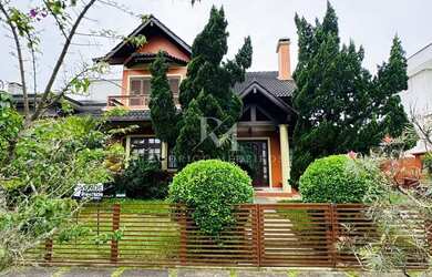 Imagem: A casa possui 3 Dormitórios, 3 Banheiros, 2 Vagas na garagem