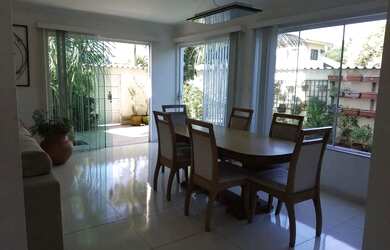 Imagem: A casa possui 3 Dormitórios, 3 Banheiros, 2 Vagas na garagem