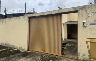 Imagem: A casa possui 3 Dormitórios, 2 Banheiros, 2 Vagas na garagem