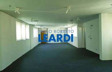 Imagem: O depósito possui 2 Vagas na garagem, 112m² de Área e está