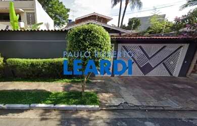 Imagem: A casa possui 4 Dormitórios, 4 Banheiros, 4 Vagas na garagem