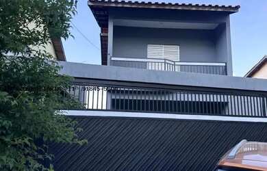 Imagem: A casa possui 3 Dormitórios, 2 Banheiros, 3 Vagas na garagem