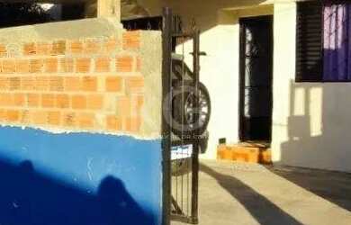 Imagem: A casa possui 2 Dormitórios, 1 Banheiro, 2 Vagas na garagem