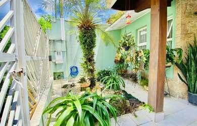 Imagem: A casa possui 3 Dormitórios, 2 Banheiros, 2 Vagas na garagem