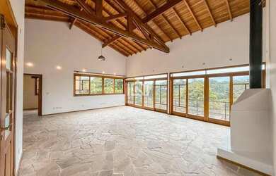 Imagem: A casa possui 4 Dormitórios, 5 Banheiros, 5 Vagas na garagem