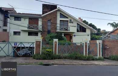 Imagem: A casa possui 3 Dormitórios, 3 Banheiros, 4 Vagas na garagem