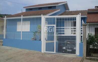 Imagem: A casa possui 4 Dormitórios, 3 Banheiros, 3 Vagas na garagem