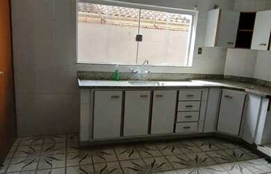 Imagem: A casa possui 3 Dormitórios, 3 Banheiros, 2 Vagas na garagem