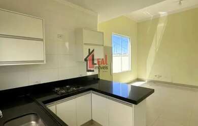 Imagem: A casa possui 3 Dormitórios, 1 Banheiro, 2 Vagas na garagem