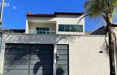 Imagem: A casa possui 3 Dormitórios, 3 Banheiros, 4 Vagas na garagem